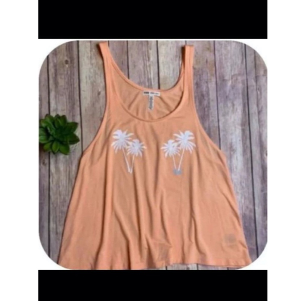 Medium Vs Pink Palm Tank